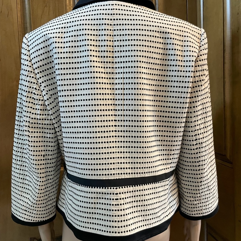 Tahari Black and White Blazer with Notched Collar. L “20.5
W “19.5”
Sleeves 19.5 - Picture 3 of 8